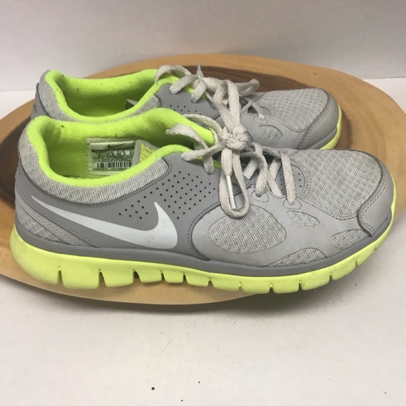 Nike Neon Lightweight Running Athletic Sneakers - Picture 8 of 8